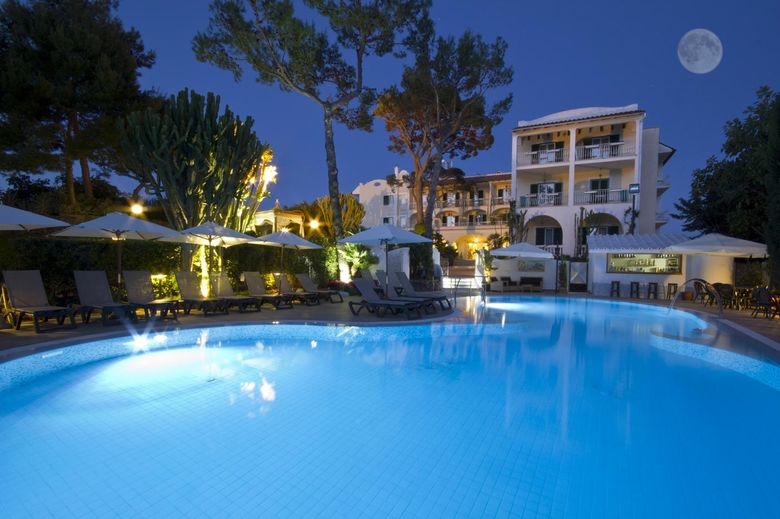 Hotel Hermitage & Park Terme - mese di Gennaio - Hotel Hermitage - Piscina Esterna di sera